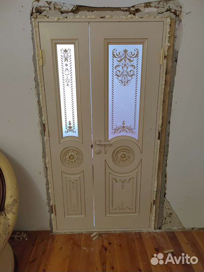 Двухстворчатая дверь