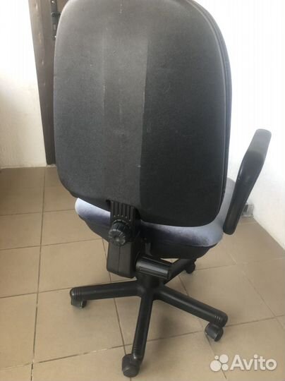 Стул офисный на колесиках