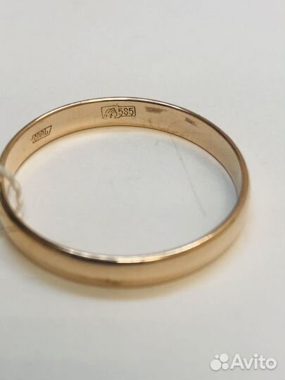 Золотое обручальное кольцо