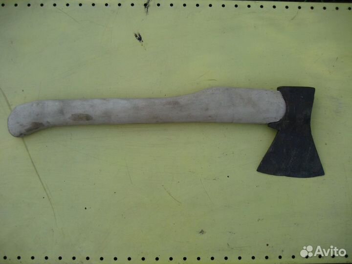 Советский топор с топорищем