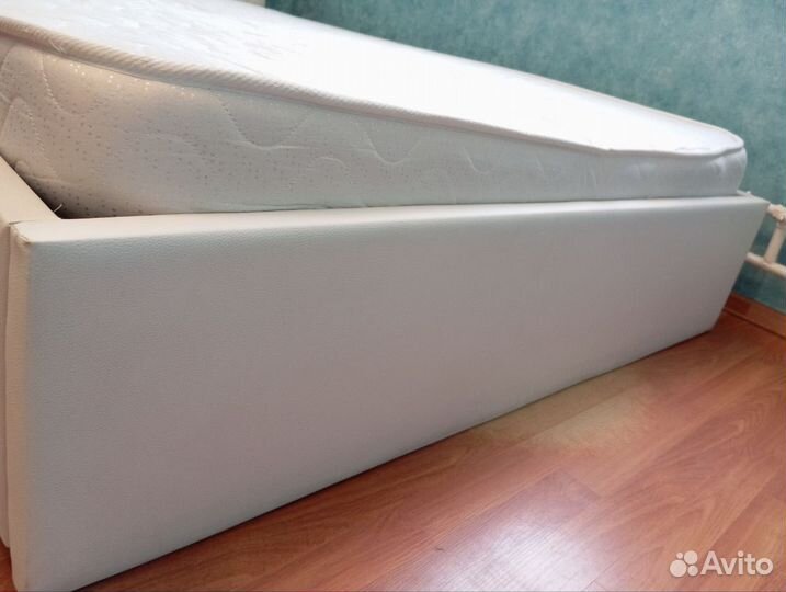 Кровать с матрасом 140 200