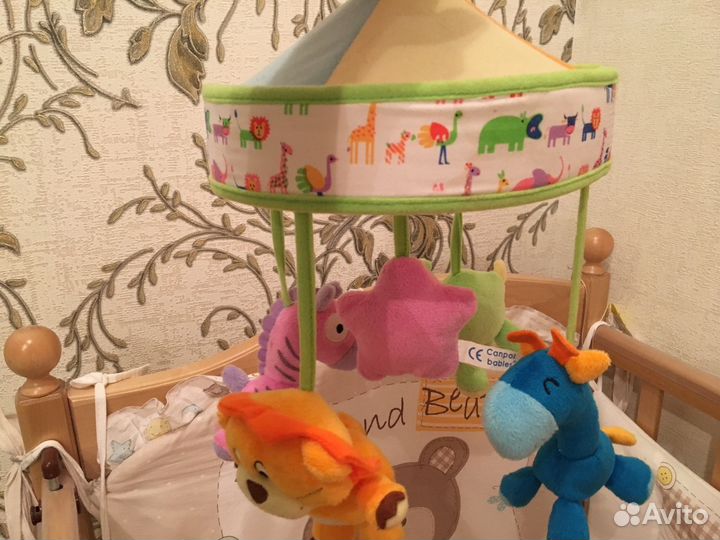 Игрушка мобил в отличном состоянии, шапочки