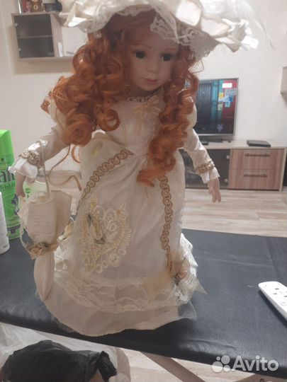 Кукла фарфоровая