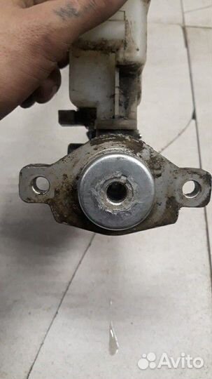 Главный тормозной цилиндр Nissan Primera