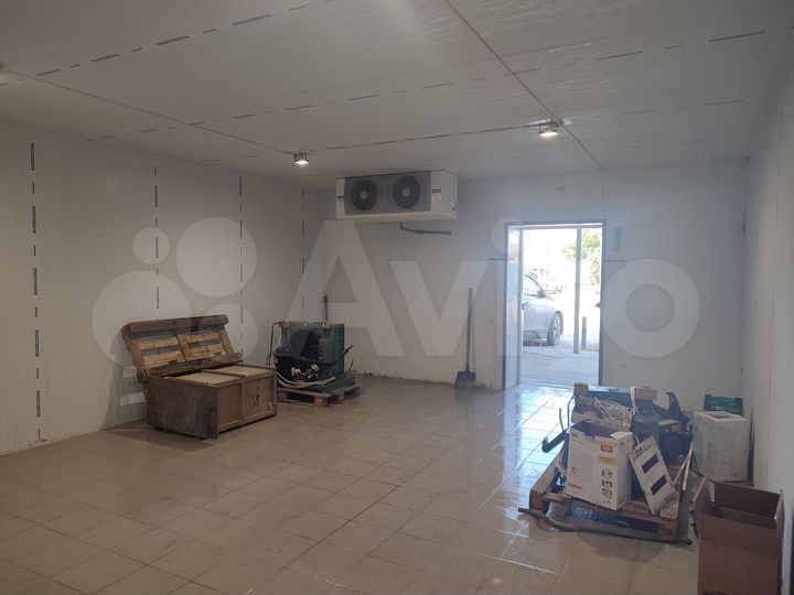 Морозильная и холодильная камеры, 37 м² и 39 м²