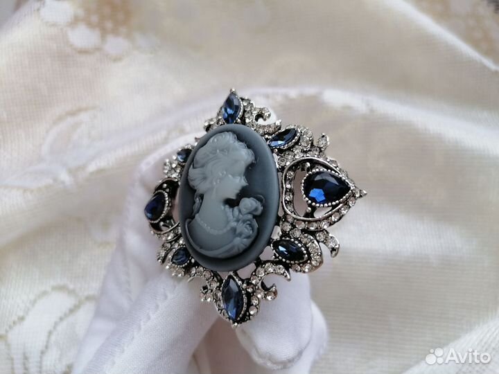 Брошь камея с синими камнями
