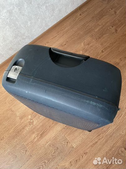 Чемодан на колесах samsonite