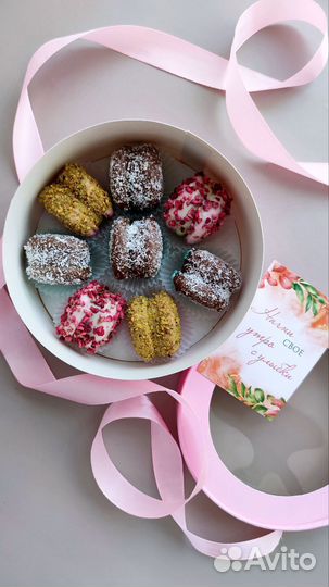 Набор макарон, пирожное