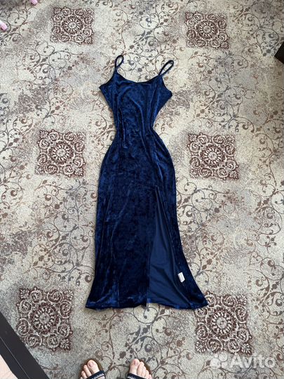 Платье бархат с разрезом Sinsay