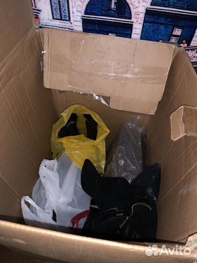 Детские вещи в коробке