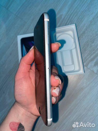 iPhone SE, 64 ГБ