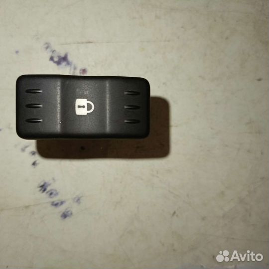 Кнопка центрального замка Renault Laguna 1