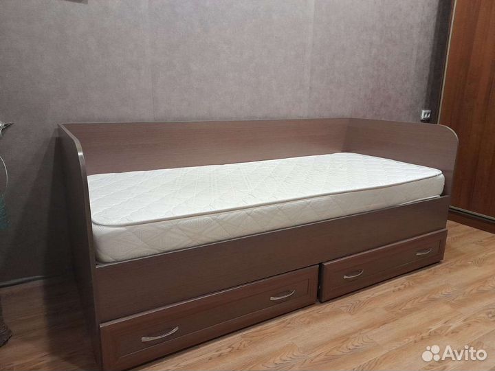 Стол и кровать