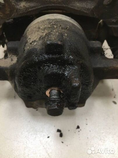 Суппорт передний правый Nissan Primera