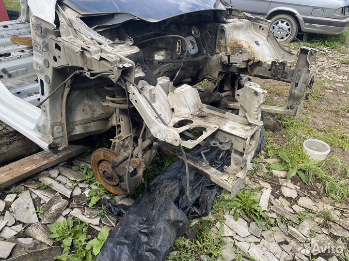 Передняя четверть Peugeot 308