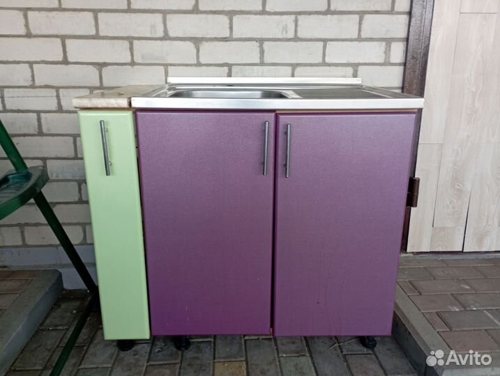 Кухонный стол с мойкой