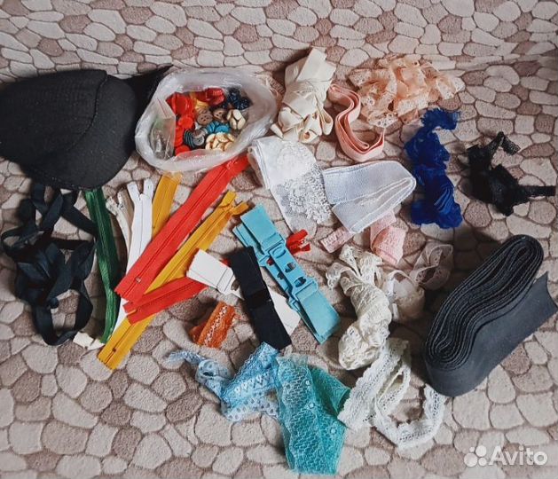 Бисер, пяльцы, тесьма, пуговицы