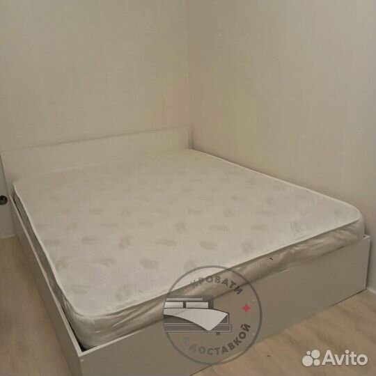 Кровать с матрасом