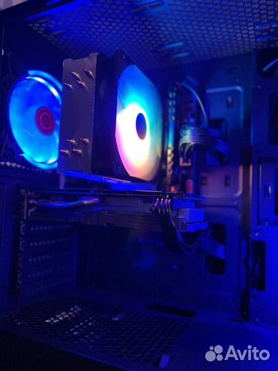 Игровой компьютер с монитором и клавиатурой