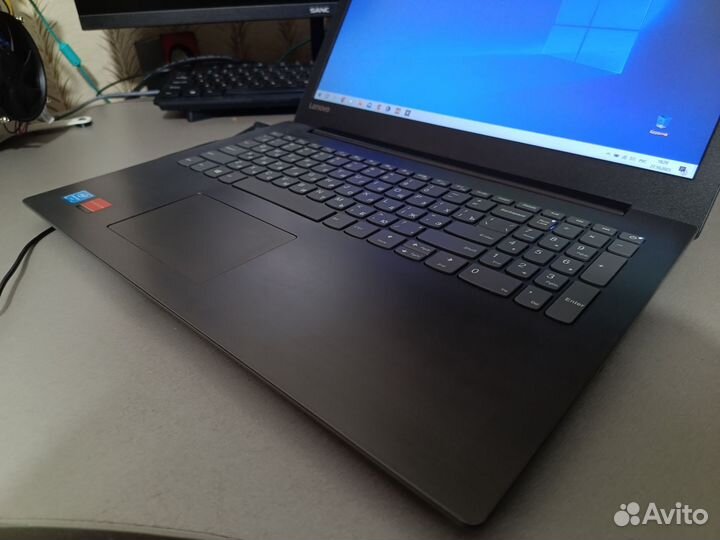 Lenovo: 15.6, intel Quad N4200, R7m445 8gb ssd+hdd