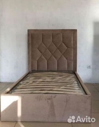 Двухспальная кровать с молдингом