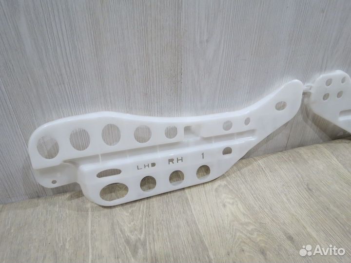 Кронштейн ковролина Toyota Camry 70