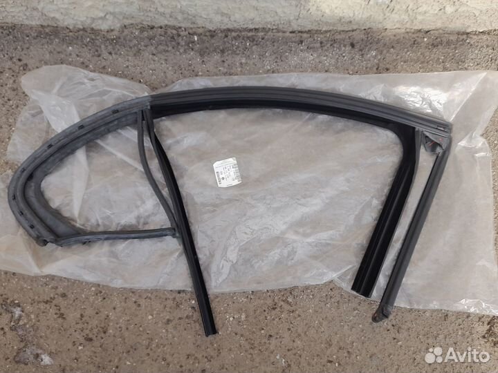 Opel Insignia Уплотнитель стекла двери (зад) Новый