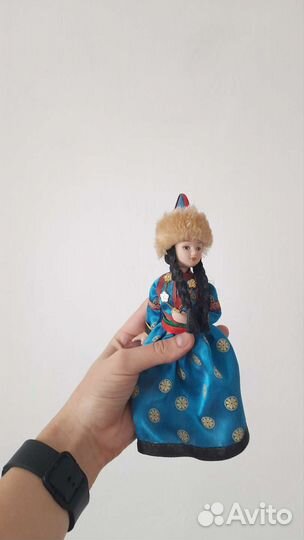 Кукла фарфоровая