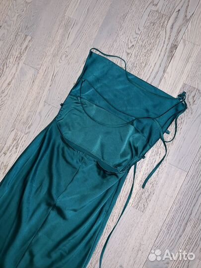 Роскошное атласное платье с открытой спиной