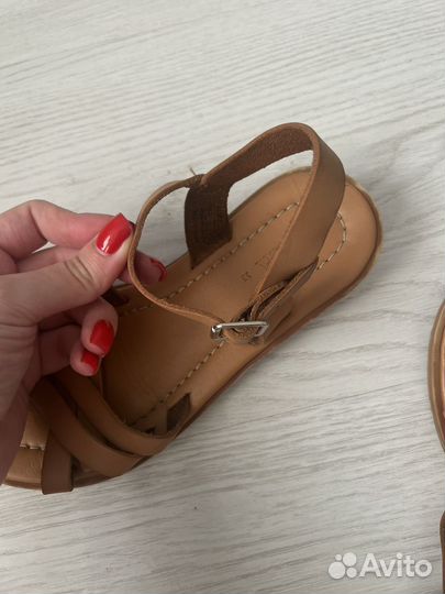 Сандалии для девочки zara