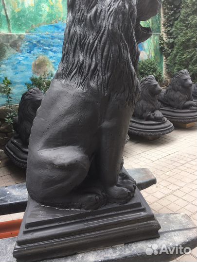 Скульптура льва черного