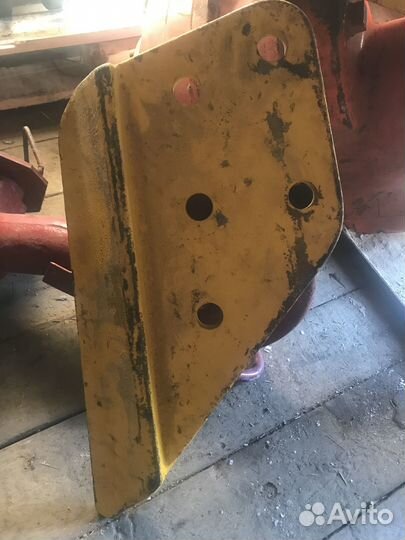 Продам бокорез ковша левый Komatsu 208-70 34160