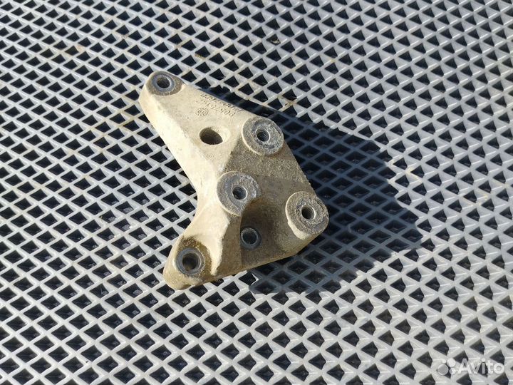 Кронштейн кпп Opel Astra H 1.6