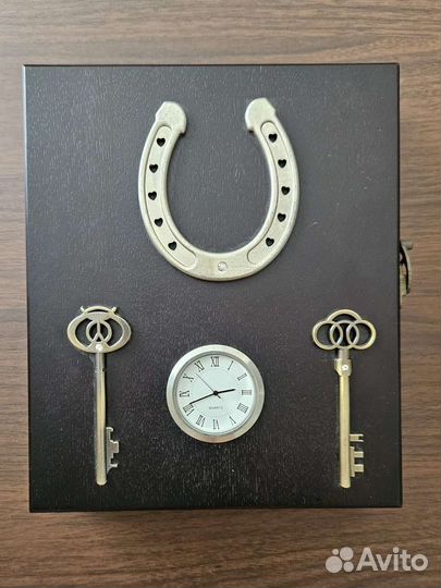 Настенная ключница с часами и подковой