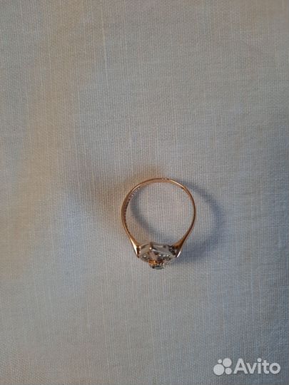 Золотые серьги и кольцо с изумрудом и фианитами