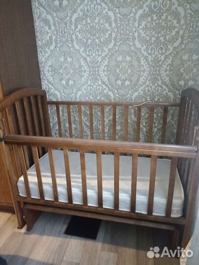Детская кроватка с поперечным маятником