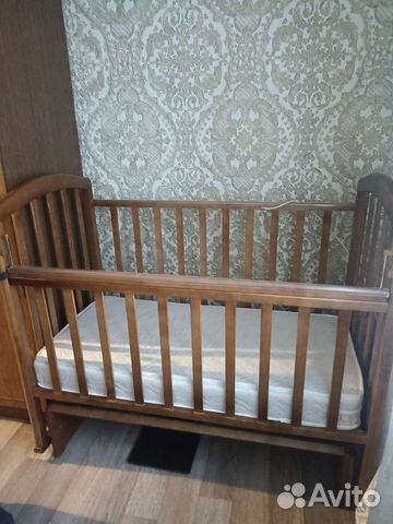 Детская кроватка с поперечным маятником