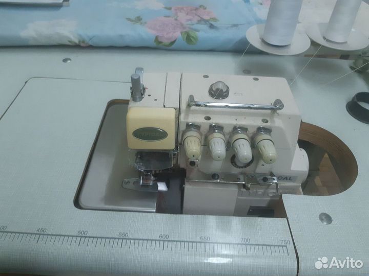 Швейная машина Оверлок