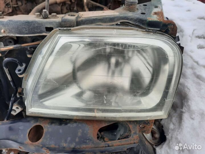 Фара Mitsubishi L200