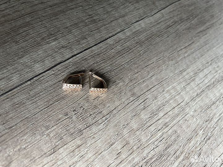 Продам золотые серьги