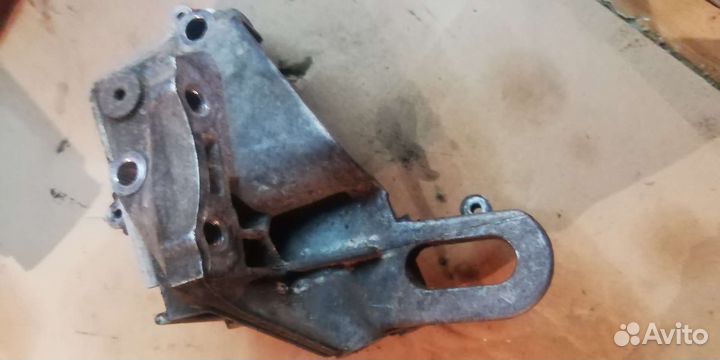 Кронштейн двс правый Ford Fusion