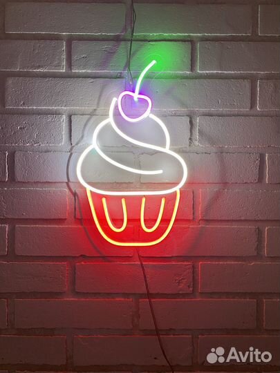Неоновая вывеска пирожное