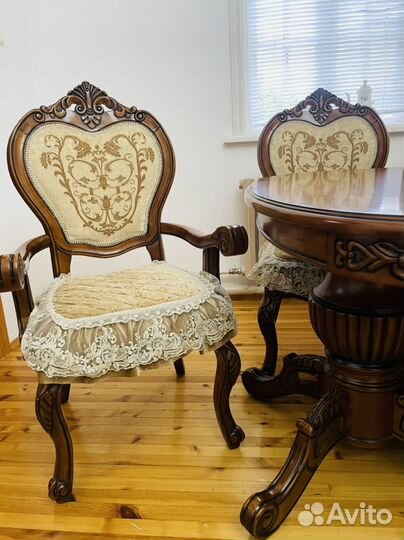 Стол со стульями