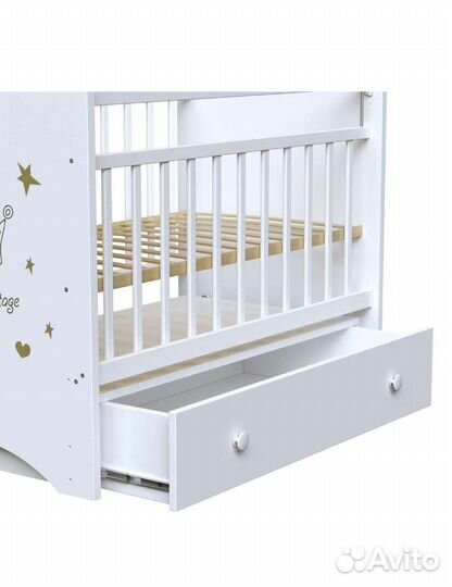 Детская кроватка с маятником белая