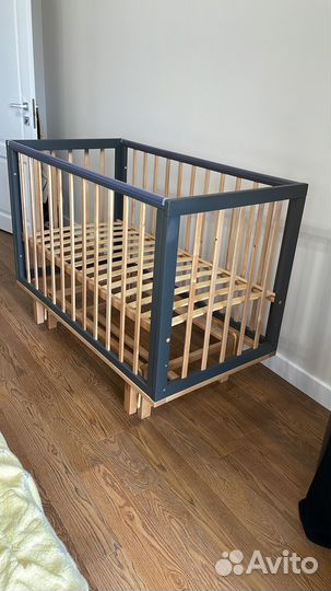 Детская кроватка с маятником