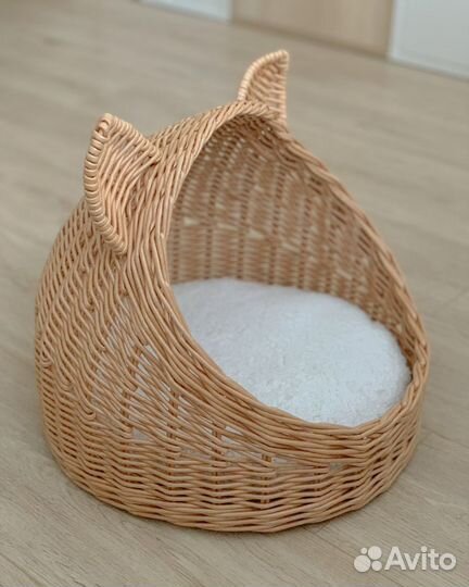 Лежанки и домики для кошек и собак