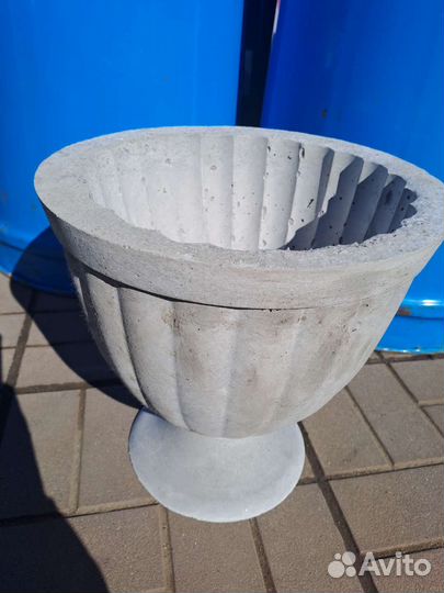 Садовый вазон для цветов