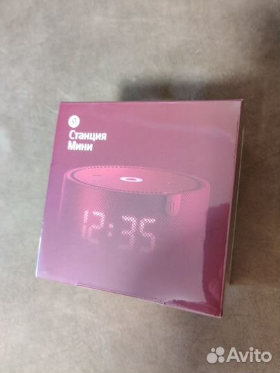 Умная колонка Яндекс Станция Мини с часами Алисой