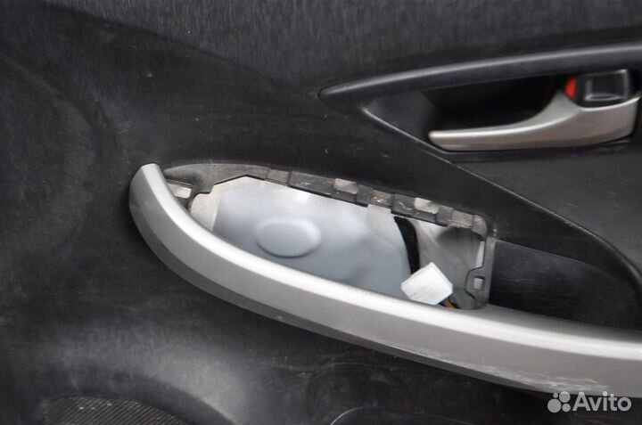 Дверь передняя правая toyota prius ZVW30