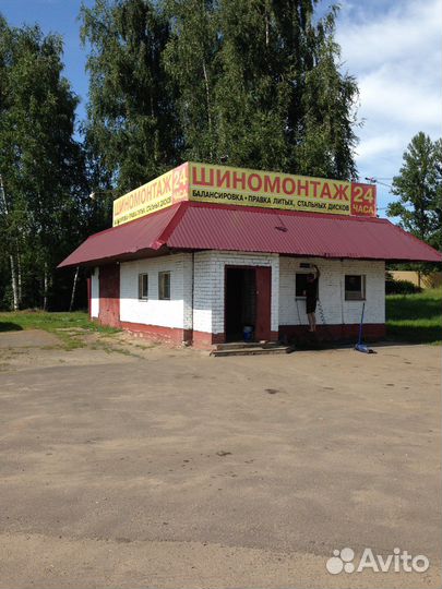 Рабочий в шиномонтаж